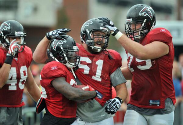 100806 Suwanee : Atlanta Falcons's Antone Smith (second from left, 35) is congratulated by his teammates Joe Hawley (61) and Garrett Reynolds (75) during the Friday Night Lights at North Gwinnett High School in Suwanee. This free event includes a fan fest with interactive inflatable games, sponsor offers and giveaways, a post-event autograph session and a spectacular fireworks show. Friday, August 6, 2010. Hyosub Shin hshin@ajc.com (editor's note : CQ) 100806 Suwanee : Atlanta Falcons's Antone Smith (second from left, 35) is congratulated by his teammates Joe Hawley (61) and Garrett Reynolds (75) during the Friday Night Lights at North Gwinnett High School in Suwanee. This free event includes a fan fest with interactive inflatable games, sponsor offers and giveaways, a post-event autograph session and a spectacular fireworks show. Friday, August 6, 2010. Hyosub Shin hshin@ajc.com (editor's note : CQ)