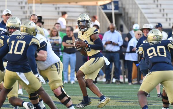 Georgia Tech's quarterback Jeff Sims (10) prepares to get off a pass during the 2022 Spring Game at Georgia Tech's Bobby Dodd Stadium in Atlanta on Thursday, March 17, 2022. (Hyosub Shin / Hyosub.Shin@ajc.com)