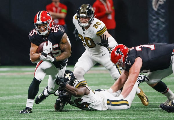 Atlanta Falcons running back Tyler Allgeier (25) runs for a first down during the fourth quarter of a NFL football game between the Atlanta Falcons and the New Orleans Saints in Atlanta on Sunday, Nov. 26, 2023.   (Bob Andres for the Atlanta Journal Constitution)