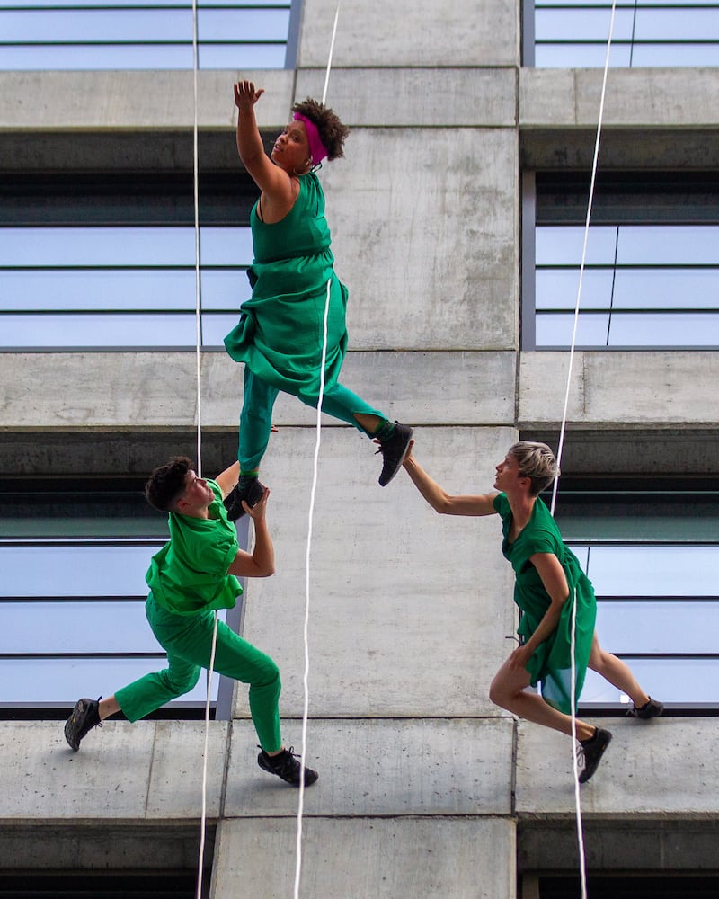 Bandaloop dancers