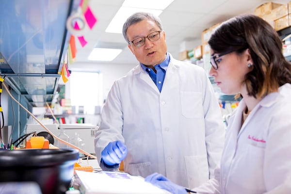 Biao He with Ph.D. student Maria Huertas-Diaz in his lab at the UGA College of Veterinary Medicine.