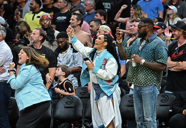 Atlanta Hawks fans cheer at the end of the victory. (Hyosub Shin / Hyosub.Shin@ajc.com)