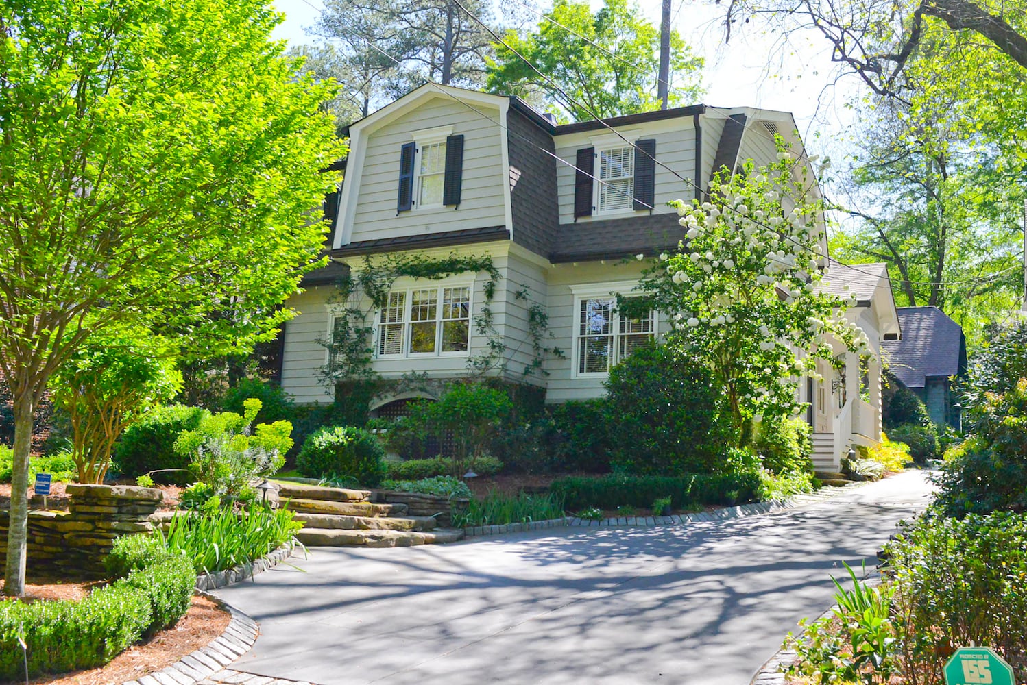 Beauty of this Dutch colonial changes with the seasons