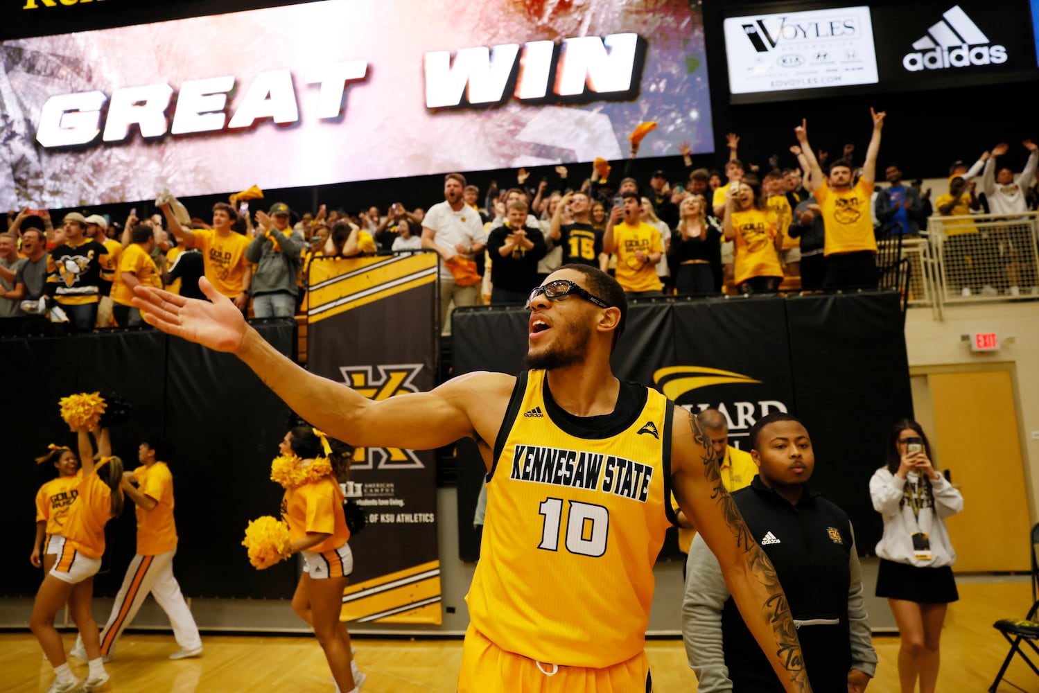 Kennesaw State forward Alex Peterson (10) cheers with fans after the victory.
 Miguel Martinez / miguel.martinezjimenez@ajc.com