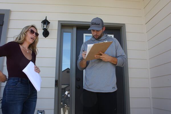 Hoschton resident Kelly Winebarger talks to voter Michael Jackson on Nov. 2, 2019, about the campaign to recall Mayor Theresa Kenerly and Mayor Pro Temp Jim Cleveland. CHRIS JOYNER / CJOYNER@AJC.COM