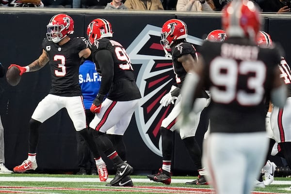 Atlanta Falcons safety Jessie Bates III (3) runs the ball in for a pick-6 and celebrates in the first half of an NFL football game against the New York Giants in Atlanta, Sunday, Dec. 22, 2024. (AP Photo/Mike Stewart)