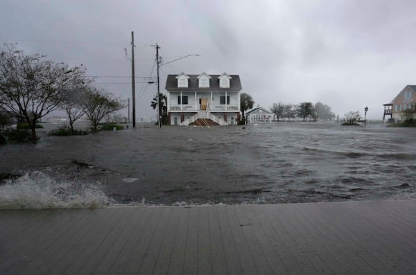 High winds and water surround buildings as Florence hits Swansboro N.C., on Friday. (Photo: Tom Copeland / Associated Press)