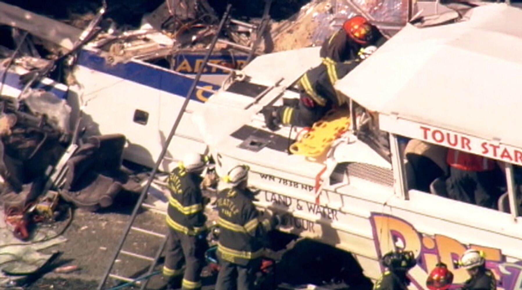 4 dead in crash between Duck vehicle, bus