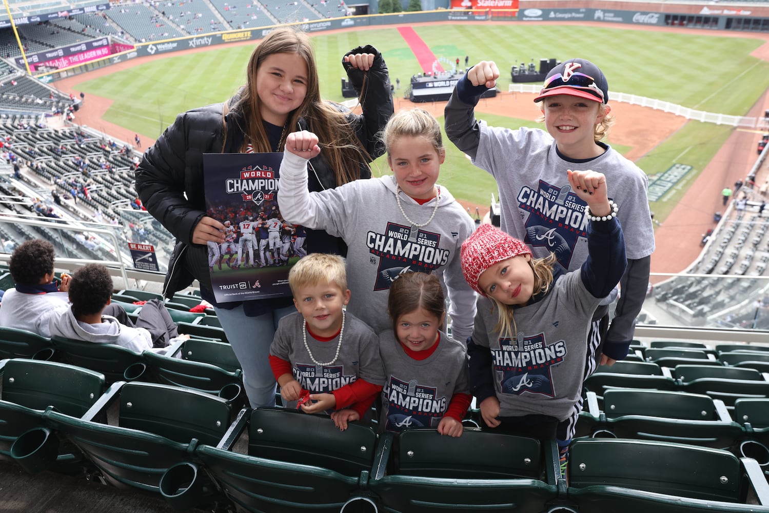 Kids from Kennesaw baseball program cheer for the ne world champions The Atlanta Braveson Friday, November 5, 2021.Miguel Martinez for The Atlanta Journal-Constitution