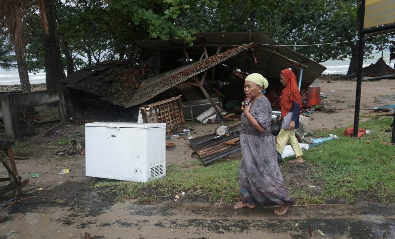 Photos: Tsunami devastates Indonesia