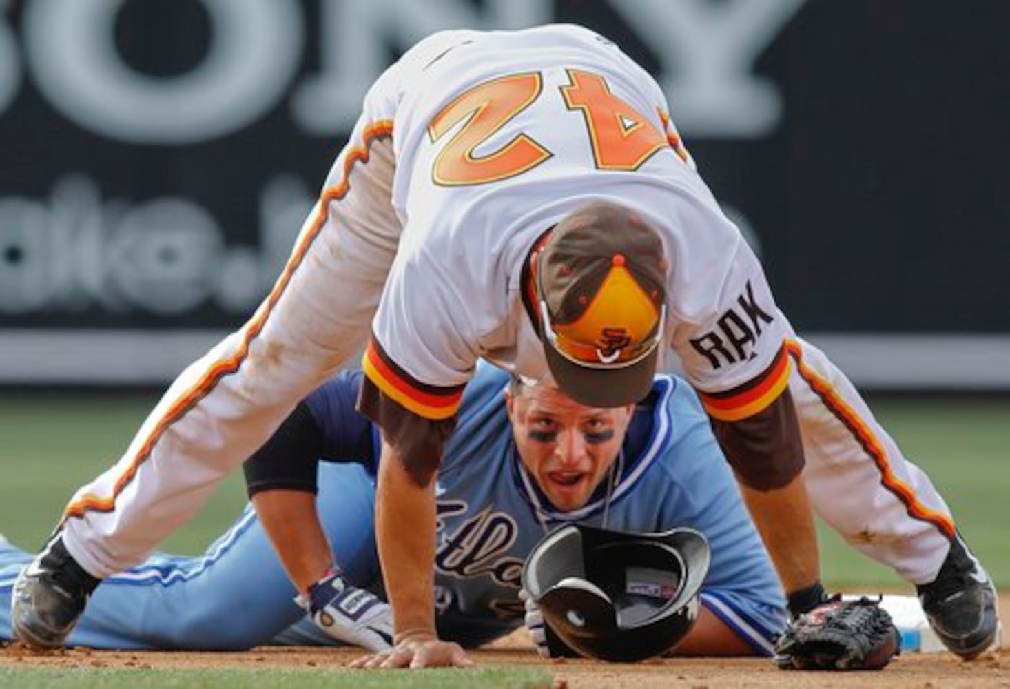 Braves wear throwback uniforms