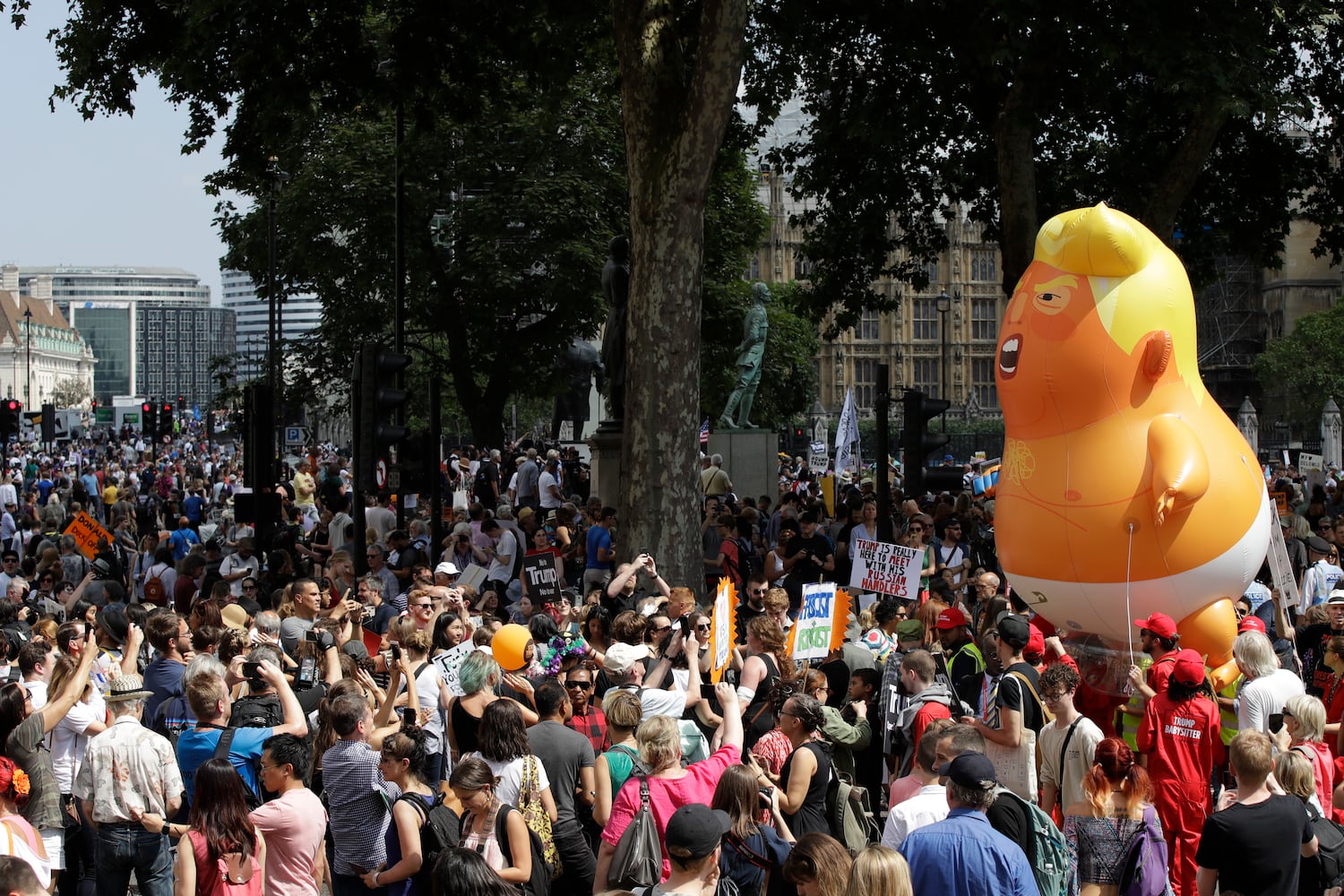 Photos: Protesters greet Trump during UK visit