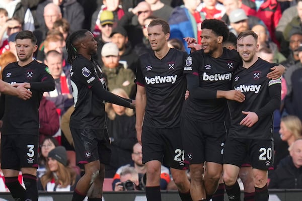 West Ham's Jarrod Bowen, right, celebrates with teammates after scoring his side's opening goal during the English Premier League soccer match between Arsenal and West Ham United at Emirates stadium in London, Saturday, Feb. 22, 2025. (AP Photo/Kirsty Wigglesworth)