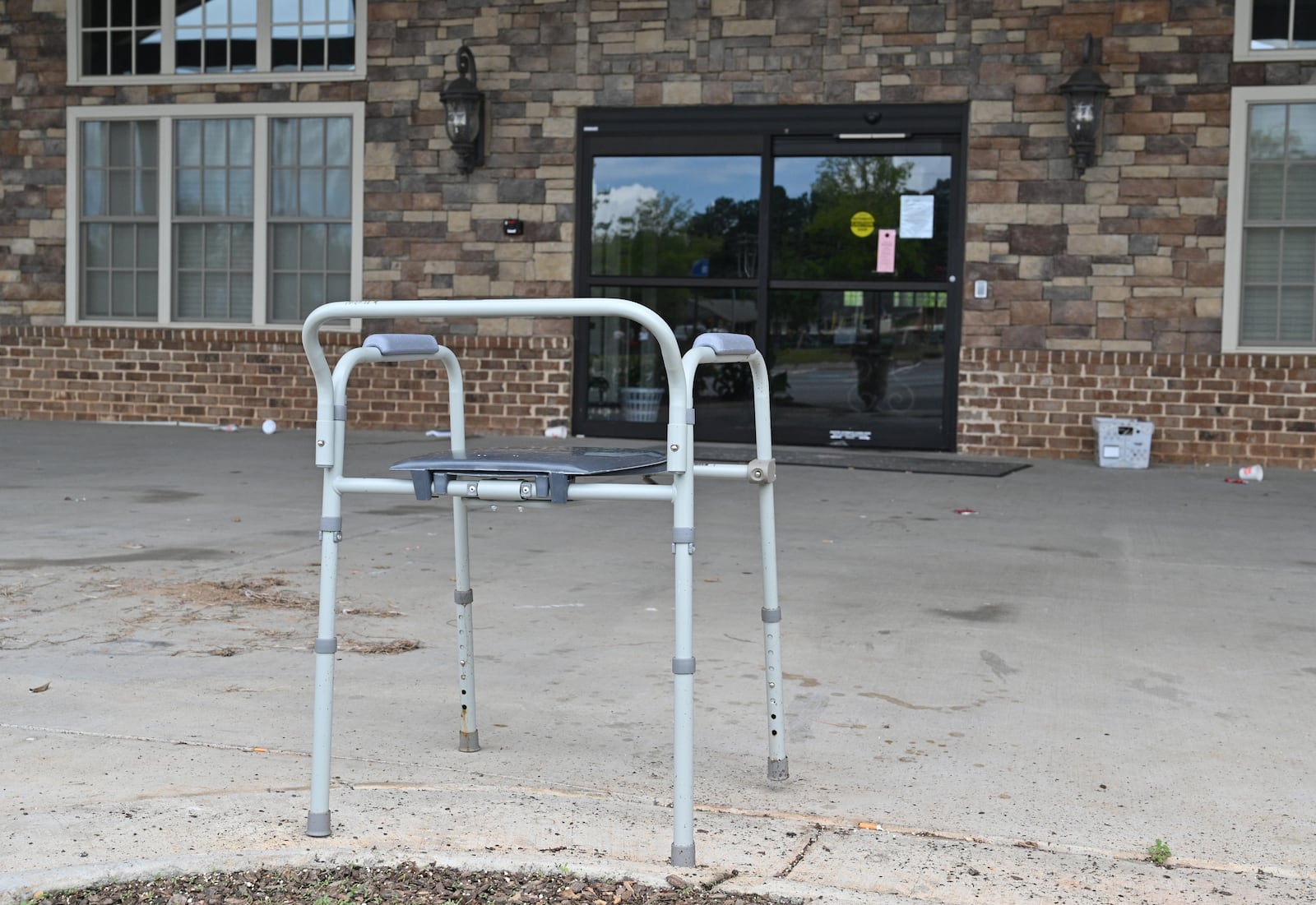 In the rush to meet the July 16 noon deadline to get out, residents at Tranquil Gardens Assisted Living & Memory Care facility in Acworth left dressers, shoes and other possessions behind. This shower chair was still in the driveway five days after the facility emptied. (Hyosub Shin / Hyosub.Shin@ajc.com)