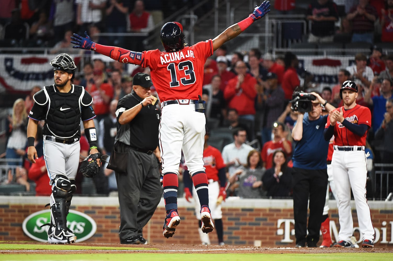 Photos: Braves break out red uniforms, host Marlins