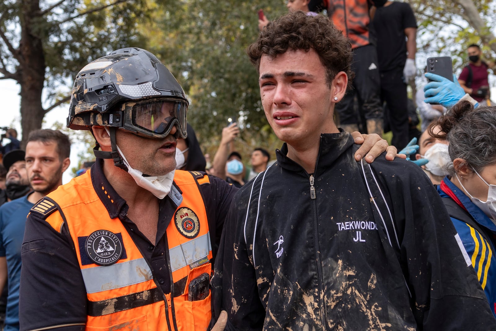 People react as Spain's King Felipe VI speaks with people amidst angry Spanish flood survivors in Paiporta, near Valencia, Spain, Sunday Nov. 3, 2024. (AP Photo/David Melero)