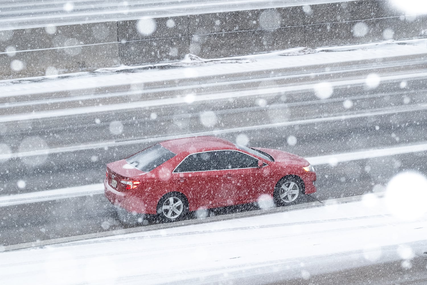 Snow begins to stick on I-285 in Tucker as snow falls Tuesday, Jan. 21, 2025. (Ben Gray for the Atlanta Journal-Constitution)