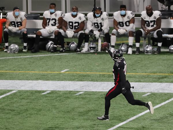 112920 ATLANTA: The Las Vegas Raiders bench looks on as Falcons linebacker Deion Jones intercepts a Derek Carr pass and returns it for a touchdown during the third quarter Sunday, Nov. 29, 2020, at Mercedes-Benz Stadium in Atlanta. The Falcons beat the Raiders 43-6.   (Curtis Compton / Curtis.Compton@ajc.com)