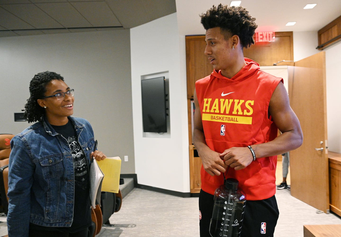 Lauren Williams watches Hawks preseason game With Jalen Johnson