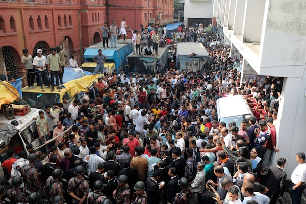 Supporters of Bangladeshi Hindu leader Krishna Das Prabhu surround the van carrying the leader after court ordered him detained pending further proceedings in Chattogram in southeastern Bangladesh, Tuesday, Nov. 26, 2024. (AP photo)