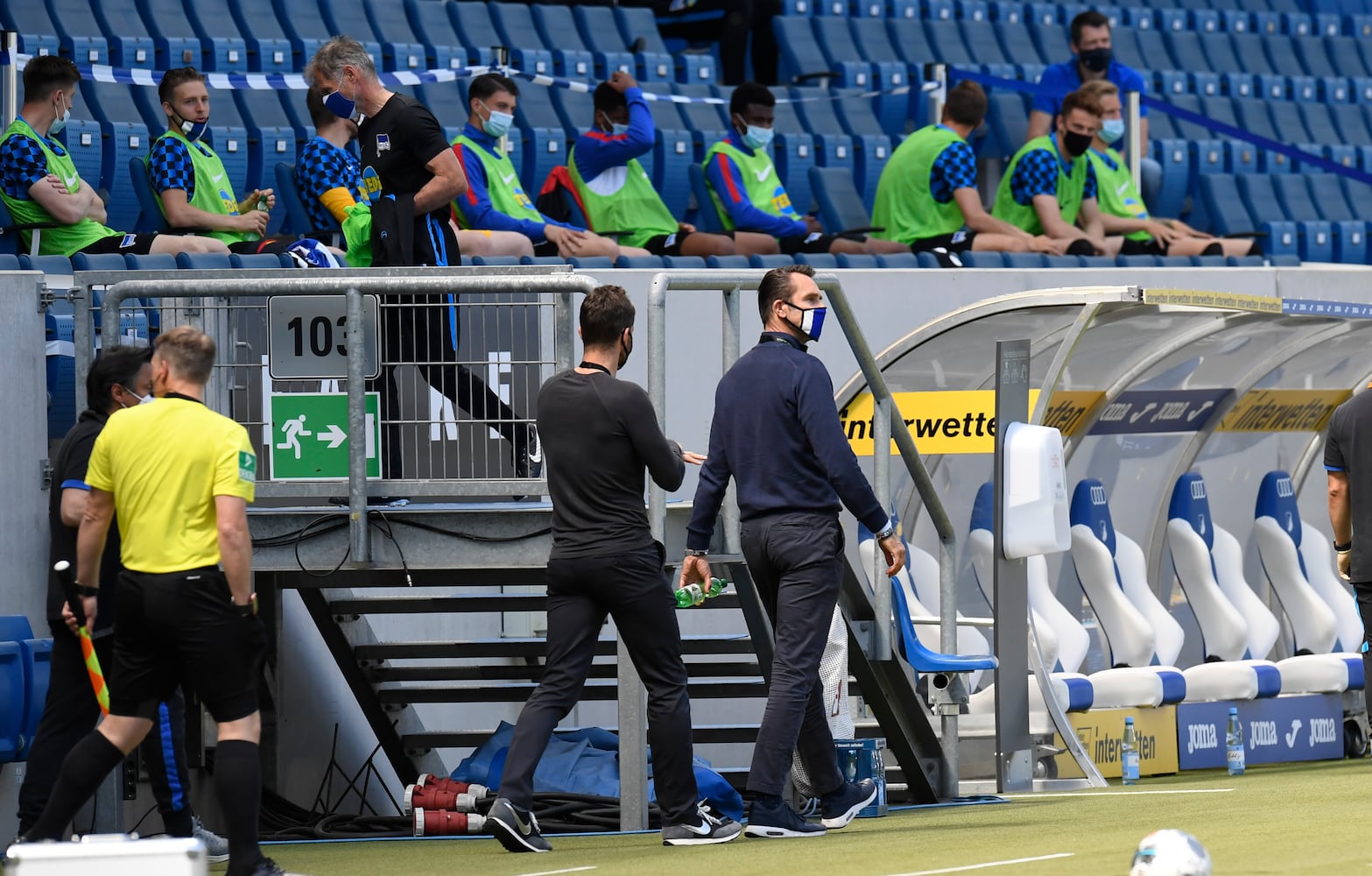 Photos: Soccer returns without fans in Germany