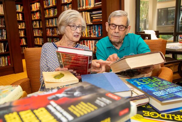 Babette Rothschild & Bernie Goldstein of the Lenbrook Library Committee looks through books that will be donated to support Georgia prisons. PHIL SKINNER FOR THE ATLANTA JOURNAL-CONSTITUTION.