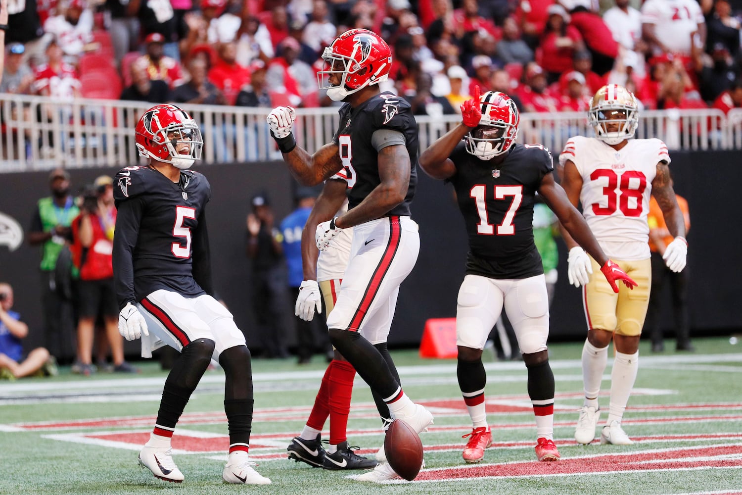 Falcons wide receiver Drake London (5) reacts with tight end Kyle Pitts after Pitts scored a touchdown during the third quarter against the 49ers on Sunday in Atlanta. (Miguel Martinez / miguel.martinezjimenez@ajc.com)