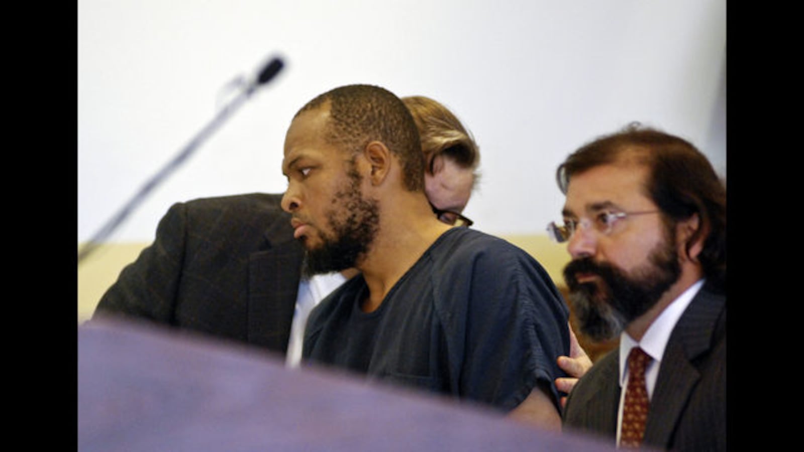  Siraj Ibn Wahhaj, center, confers with one of his attorneys at a first appearance in New Mexico district court in Taos, N.M., on Wednesday, Aug. 8, 2018, on accusations of child abuse and abducting his son from the boy's mother.   (AP Photo/Morgan Lee) </p>