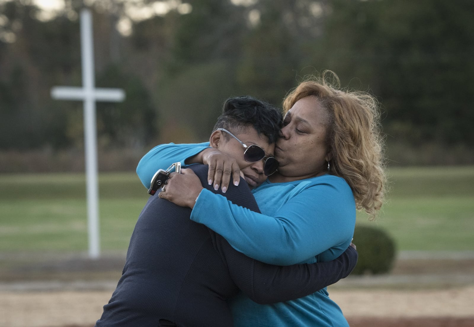 Akiyoshi Metts, left, is comforted by her aunt Carla Butler, at the site of her mother’s grave on her mother’s birthday, Monday, Nov.13, 2017 in in Palmetto, Ga. 