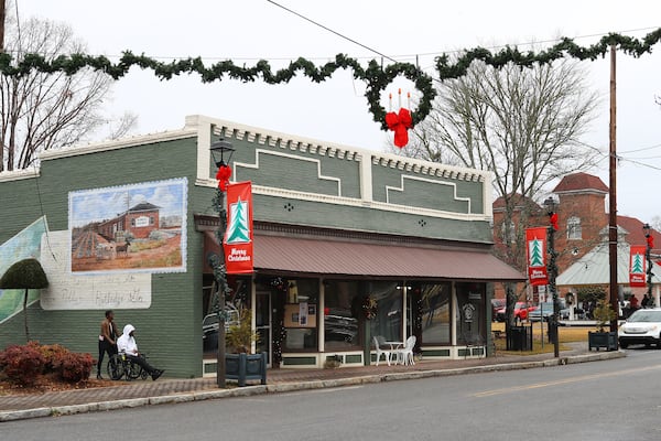 120821 Rutledge: A wreath and Christmas decorations hang over Main Street in downtown Rutledge on Wednesday, Dec 8, 2021..   “Curtis Compton / Curtis.Compton@ajc.com”`