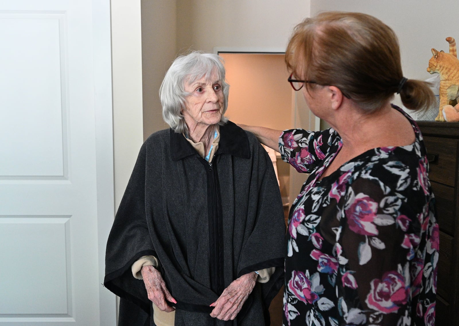 Joy Beth Fissette comforts her mother Mary Anne Carroll, a former resident at Tranquil Gardens. Of the facility's owners, Fissette said, “They never once let anybody know to be prepared, to get prepared.” (Hyosub Shin / Hyosub.Shin@ajc.com)