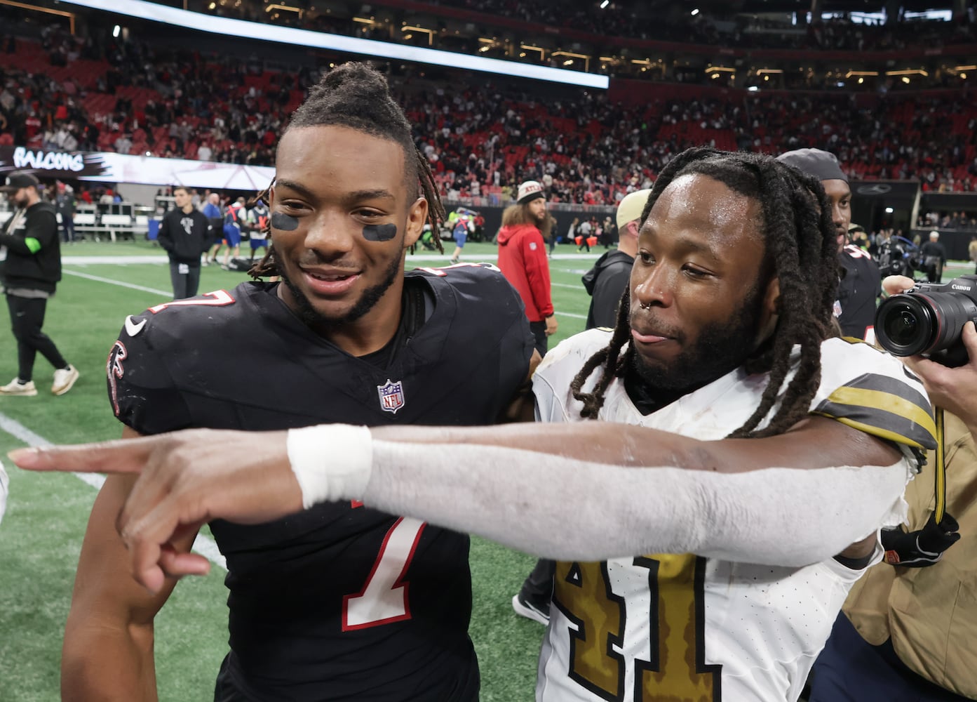 Atlanta Falcons running back Bijan Robinson (7) talks with New Orleans Saints running back Alvin Kamara (41) after winning a NFL football game 24-15 in Atlanta on Sunday, Nov. 26, 2023.   (Bob Andres for the Atlanta Journal Constitution)