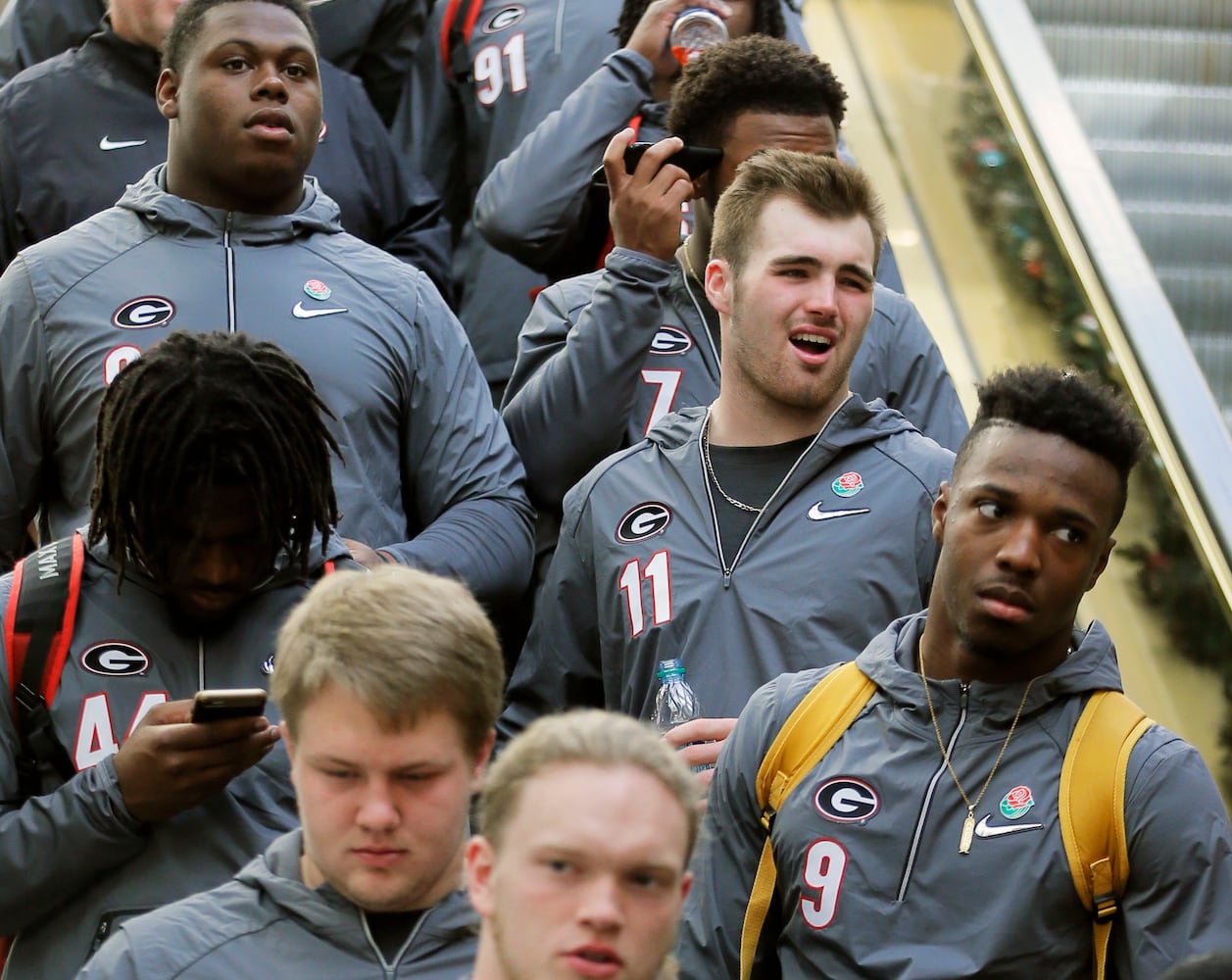 Photos: The scene at the Rose Bowl as Georgia, Oklahoma game nears