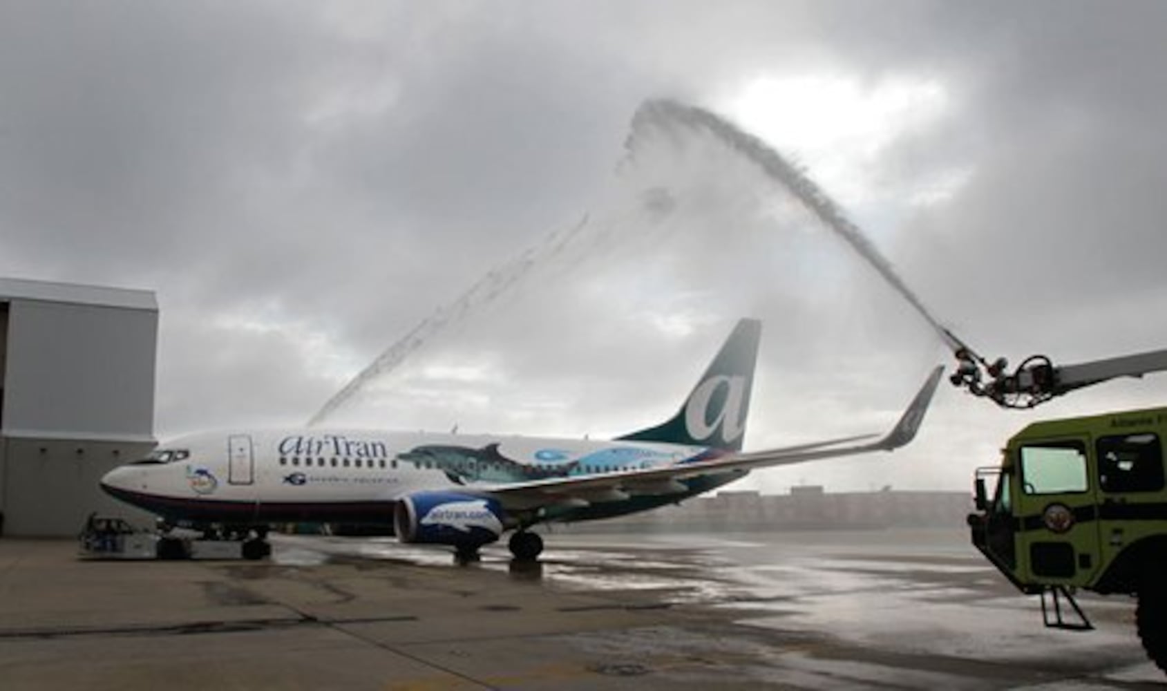 AirTran unveils 'Dolphin 1'