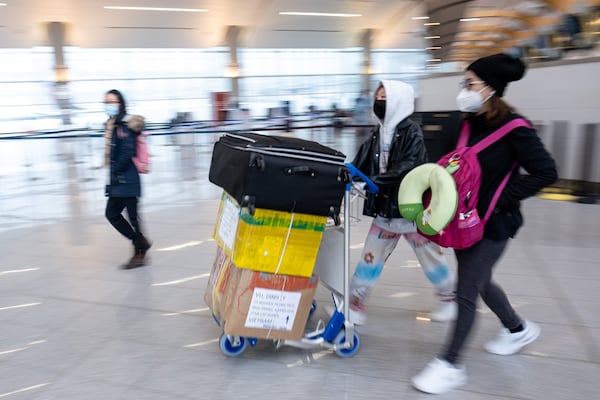 211215-Atlanta-Passengers arrive for their flights at the international terminal at Hartsfield-Jackson International Airport on Wednesday, Dec. 15, 2021. Ben Gray for the Atlanta Journal-Constitution