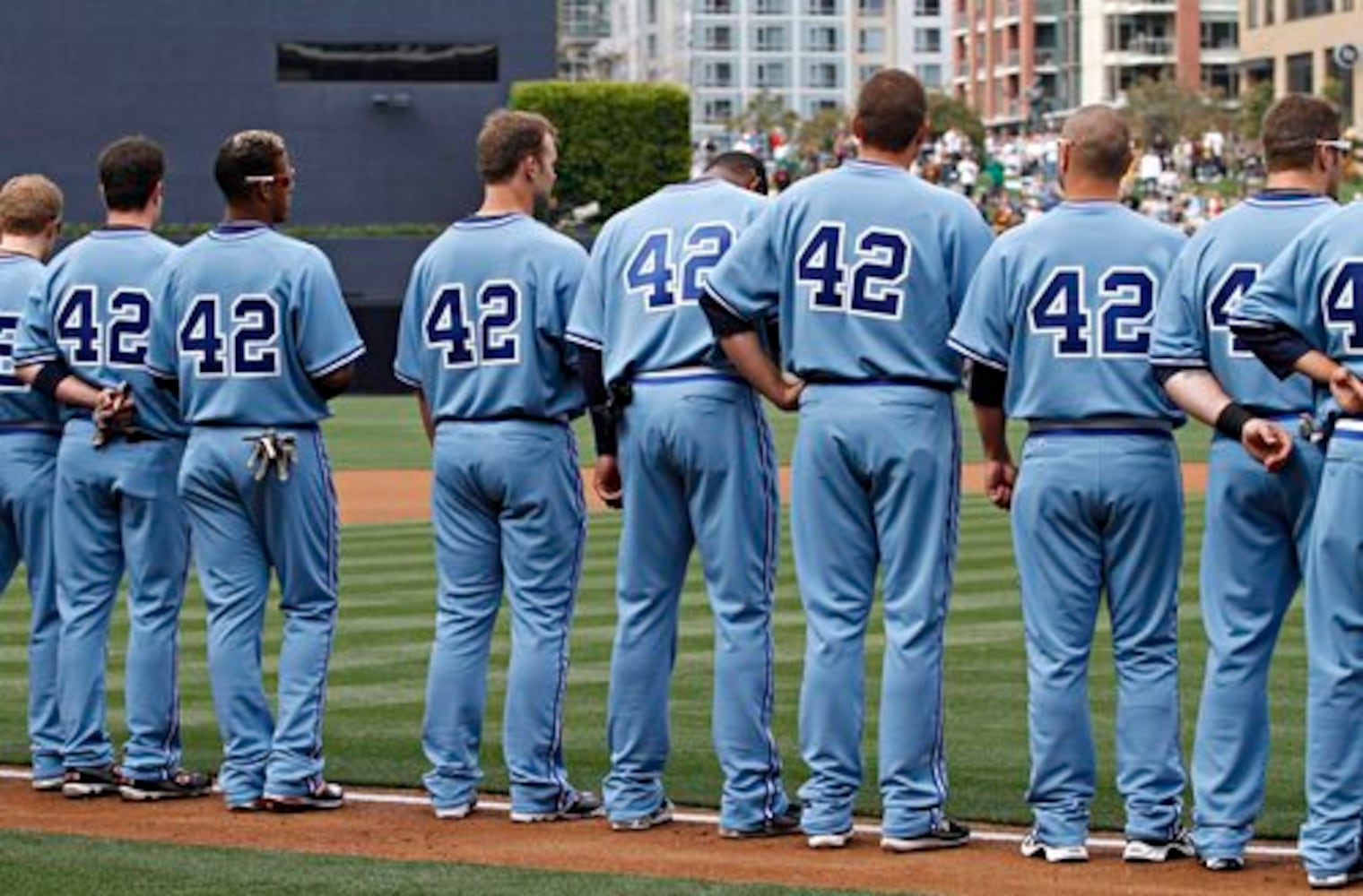 Braves wear throwback uniforms