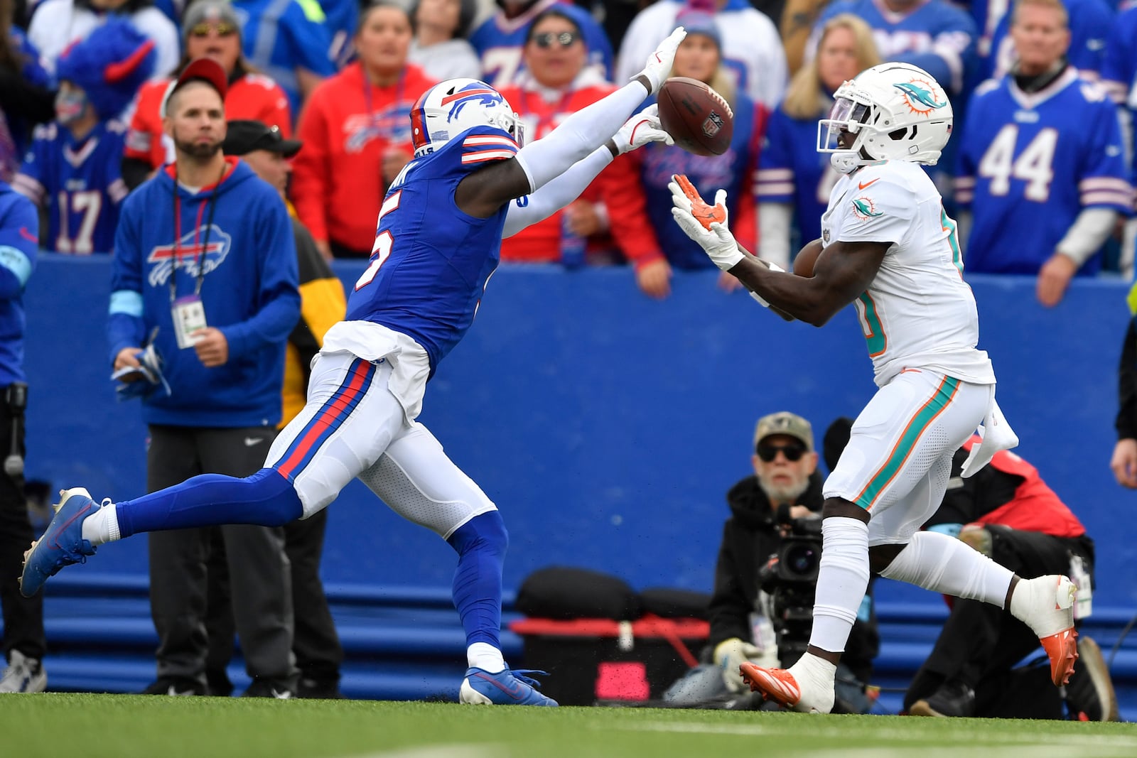 Miami Dolphins wide receiver Tyreek Hill, right, makes. Catch as Buffalo Bills cornerback Kaiir Elam, left, defends during the second half of an NFL football game Sunday, Nov. 3, 2024, in Orchard Park, N.Y. (AP Photo/Adrian Kraus)