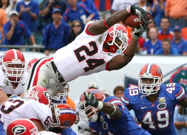 Georgia running back Knowshon Moreno scores the first touchdown. (JASON GETZ / Staff)