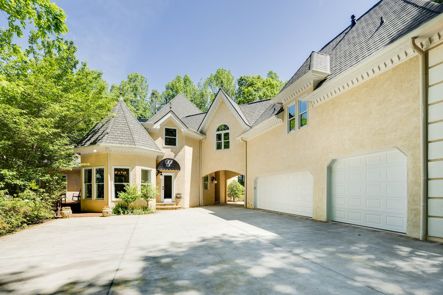 Luxurious Atlanta estate going to auction is both a ranch and a vineyard