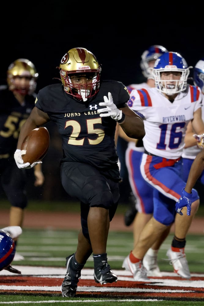 Sept. 24, 2021 - Johns Creek, Ga: Johns Creek running back Tylan Johnson (25) runs past Riverwood defensive back Zach Cigelske (16) for a long run during the second half at Johns Creek high school Friday, September 24, 2021 in Johns Creek, Ga.. Johns Creek won 40-32. JASON GETZ FOR THE ATLANTA JOURNAL-CONSTITUTION