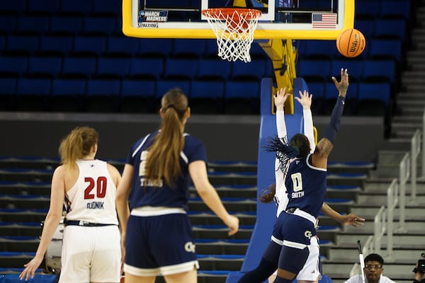 Georgia Tech guard Zoesha Smith (0) drives against Richmond as forward Addie Budnik (20) and Georgia Tech center Ariadna Termis watch during the first half in the first round of the NCAA college basketball tournament, Friday, March 21, 2025, in Los Angeles. (AP Photo/Jessie Alcheh)