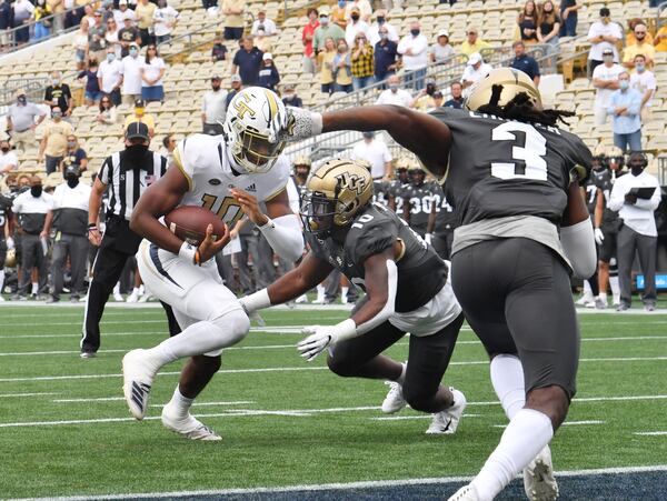  Georgia Tech's quarterback Jeff Sims (10) runs against University of Central Florida's linebacker Eriq Gilyard (10) for a touchdown. (Hyosub Shin / Hyosub.Shin@ajc.com)