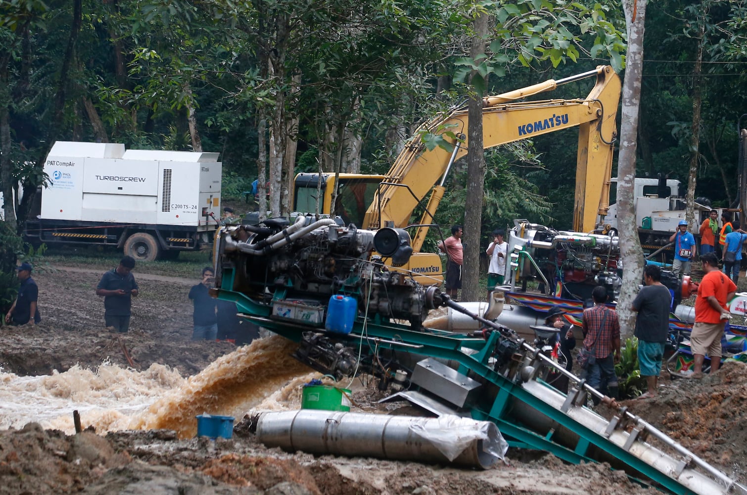 Soccer team, coach found alive days after being trapped in Thai cave