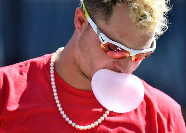 October 15, 2021 Atlanta - Atlanta Braves Joc Pederson blows a chewing gum bubble during a workout ahead of baseballs National League Championship Series against Los Angeles Dodgers at Truist Park on Friday, October 15.  (Hyosub Shin / Hyosub.Shin@ajc.com)