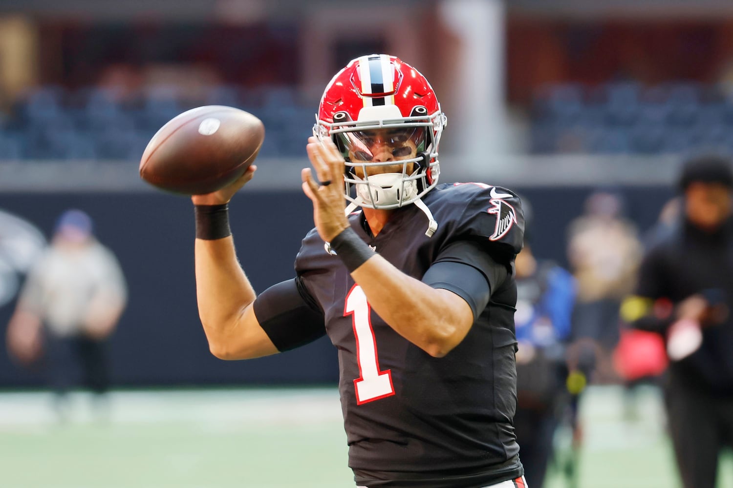 Falcons quarterback Marcus Mariota warms up before Sunday's home game against the 49ers. (Miguel Martinez / miguel.martinezjimenez@ajc.com)