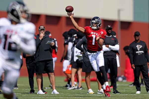 080222 Flowery Branch, Ga.: Atlanta Falcons quarterback Marcus Mariota attempts a pass during training camp at the Falcons Practice Facility, Tuesday, August 2, 2022, in Flowery Branch, Ga. (Jason Getz / Jason.Getz@ajc.com)