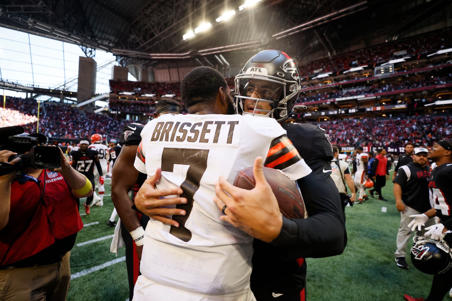 Falcons quarterback Marcus Mariota embraces Browns quarterback Jacoby Brissett at the end of the game Sunday in Atlanta. (Miguel Martinez / miguel.martinezjimenez@ajc.com)