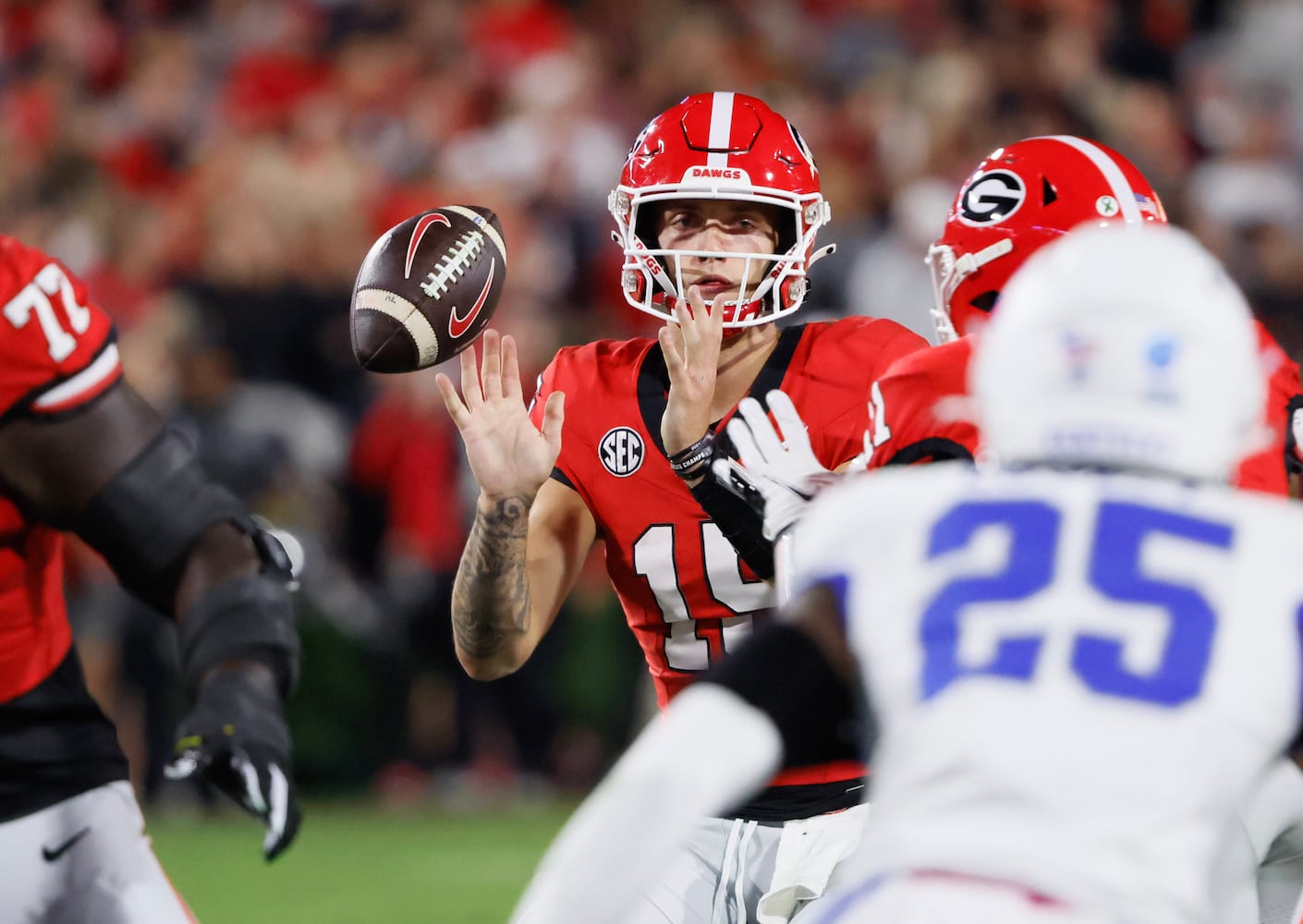 Georgia Bulldogs quarterback Carson Beck tosses a shovel pass during the first half of an NCAA football game between Kentucky and Georgia in Athens on Saturday, Oct. 7, 2023.   (Bob Andres for the Atlanta Journal Constitution)