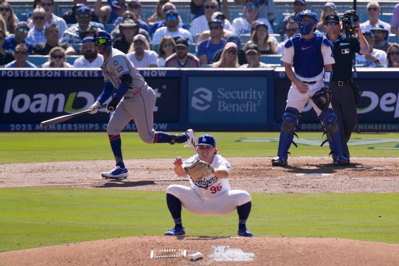 New York Mets' Mark Vientos, left, follows his grand slam home run as Los Angeles Dodgers relief pitcher Landon Knack, center, watches along with catcher Will Smith during second inning in Game 2 of a baseball NL Championship Series, Monday, Oct. 14, 2024, in Los Angeles. (AP Photo/Mark J. Terrill)