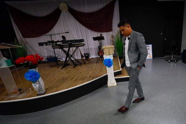 El pastor Luis Ortiz de la iglesia Vision in Power en Tucker brindó una descripción general de como fue el arresto de un miembro de la iglesia fuera de la iglesia durante un servicio el domingo.
(Miguel Martinez/ AJC)